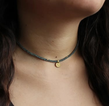 Grüner Makramee-Choker mit kleinem goldenen Anhänger
