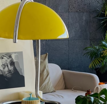 Lampara y sala de fondo