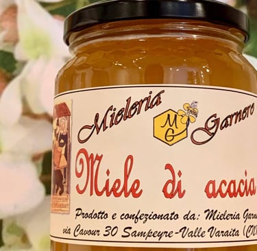 un barattolo di miele di acacia della Mieleria Garnero