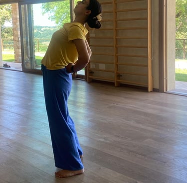 arianna Curcio bpf, a woman in a yellow shirt is bending over his head, bend over, classe di bioenergetica