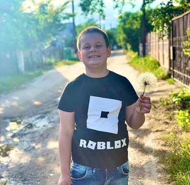  хлопчик, який тримає кульбабку