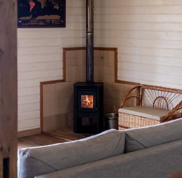 Lareira a lenha acesa na sala de estar para dias de frio e neve em Urubici