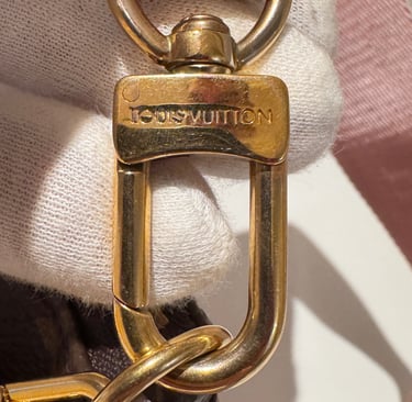 luksuslaukun metalliosien kaiverrus