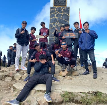 santri Darussajidin berfoto bersama di puncak hargo dumilah gunung lawu
