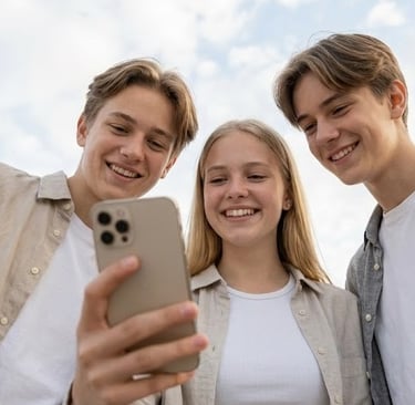 3 tieners maken een selfie