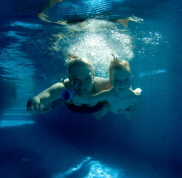 úszás a Félegyházi Termál Parkfürdőben