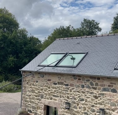 Nettoyage professionnel de velux en Bretagne avec perche télescopique et système d’eau pure efficace