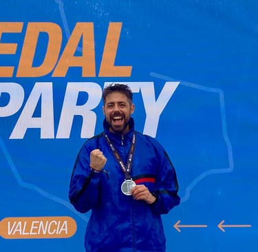 Chico alegrandose tras comeptir una media maraton en valencia