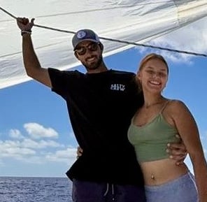 Charlie et Morgane, capitaine et hotesse 