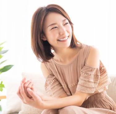 骨盤矯正後に笑顔を見せる日本人女性。安心感と健康を実感するイメージ。