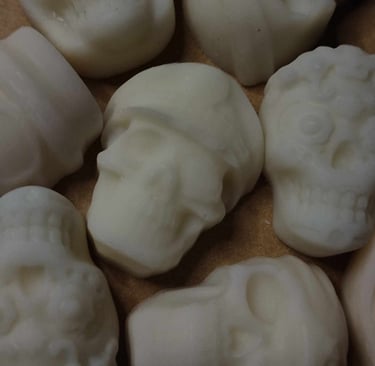 Pleins de fondants blanc en forme de crâne