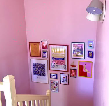 mur de cadres colorés @yourhappyplace_deco