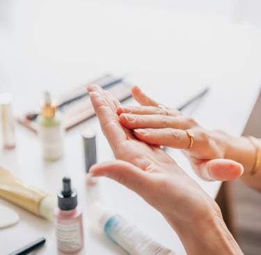 Mujer cuidando sus uñas y pestañas en invierno, consejos de Glamour Beauty Salon Móstoles.