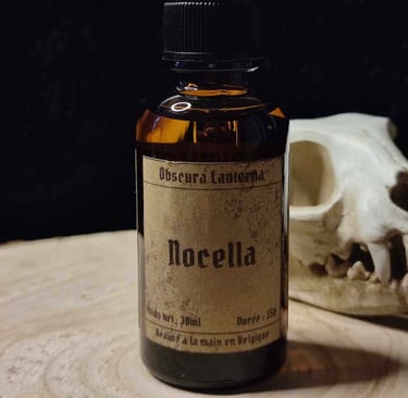 Fiole en verre type apothicaire avec de l'huile végétale au parfum Nocella
