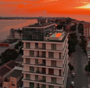 Pôr do Sol ao do edifício arrábida