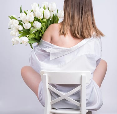 femme douce avec un bouquet de tulipes prête à renaitre amour de soi douceur joie de vivre