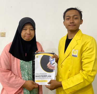penyerahan buku panduan masterplan website oleh mahasiswa UNNES