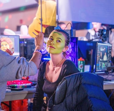 alyssacestmoii avec une peinture verte sur le visage