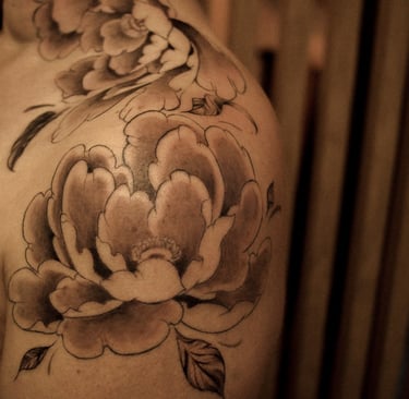 pivoines japonaises tatouées sur l'épaule d'une cliente de Minuit Tattoo