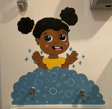 Peinture murale décorative au-dessus du lavabo pour enfants dans une crèche