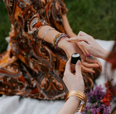 eine Frau berührt das Handgelenk einer anderen Frau