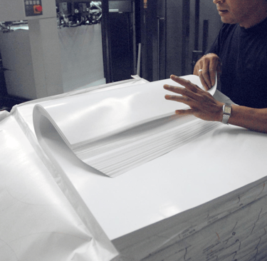 Impresor colocando el papel para impresión del libro