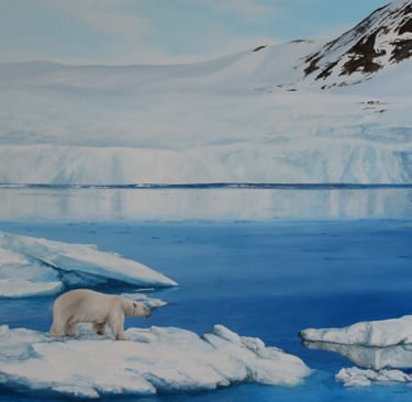 En peinture, un ours blanc marche paisiblement sur un iceberg, en arrière plan le glacier Svalbard