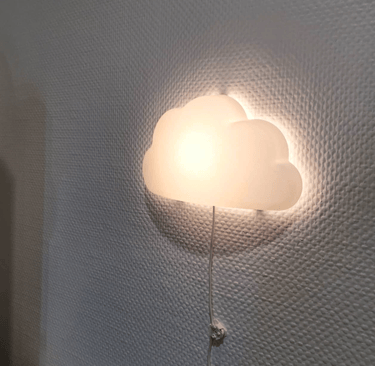 Zoom sur une applique murale lumineuse en forme de nuage