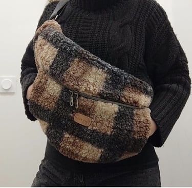sac banane lilyboo fait main porté en bandouillère, les mains dans les poches en moumoute 