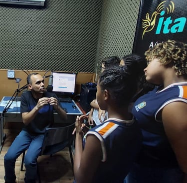 Alunos conhecendo o estúdio da ItatiaiaFM