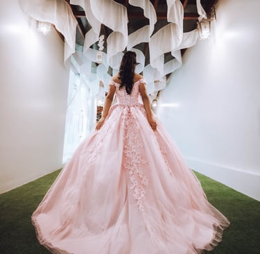 Quinceañera mostrando su vestido en hermosa hacienda de Quito Ecuador