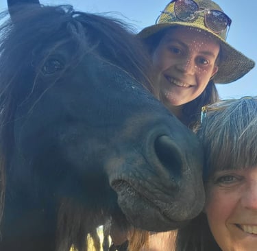 Zwarte pony met lachende mensen, black poney with laughing people