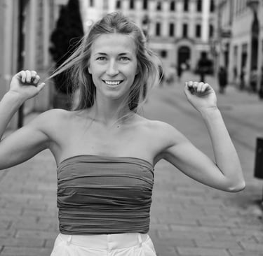 Junge Frau, die auf einer historischen gepflasterten Straße steht.  1 von 3 Varianten