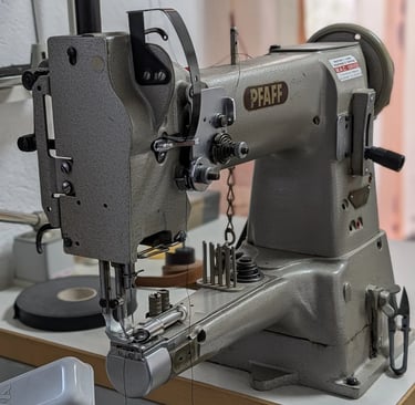 Une machine à coudre posée sur une table, prête pour le travail artisanal
