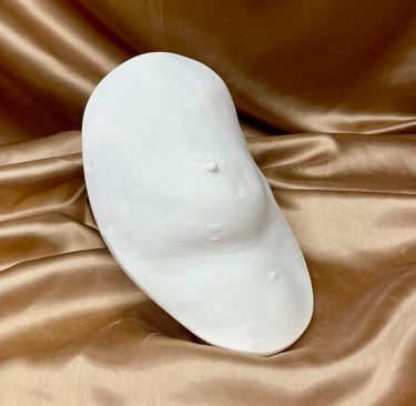 Moulage sein en plâtre sur fond doré