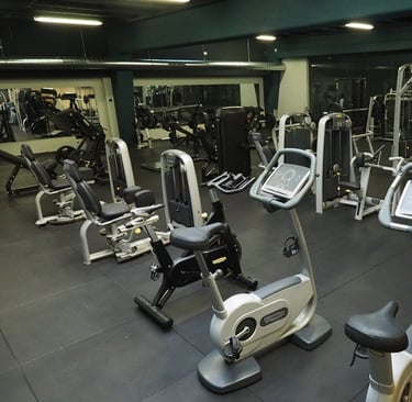 Sala fitness moderna con attrezzature per allenamento: cyclette, tapis roulant e macchine