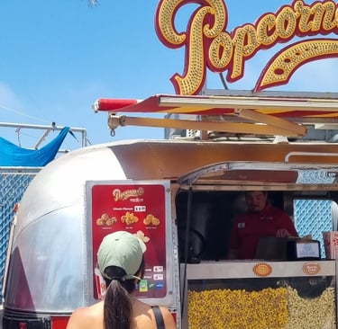 Stand Popcornopolis sur la jetée de Santa Monica Pier devant l'océan Pacifique
