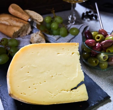 Grynas sūris - nepasterizuoto pieno sūris su druska, fermentais