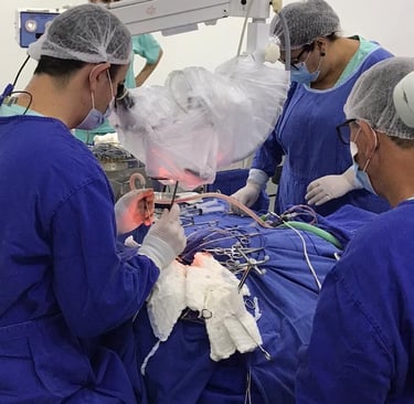 Dr. Talles Henrique Caixeta, neurocirurgião em Patos de Minas, realizando procedimentos de cirurgia.