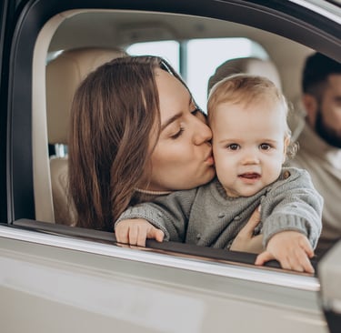 Familia segura en su automóvil