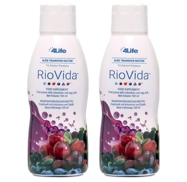 Twee flessen 4Life RioVida met Transfer Factor, een vruchtensap-supplement met colostrum en antioxidanten