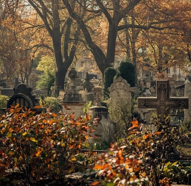 Ruhiger Spazierweg auf dem Friedhof Père Lachaise in Paris mit alten Grabsteinen und Bäumen