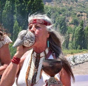 Mujer tocando un cuerno ceremonial