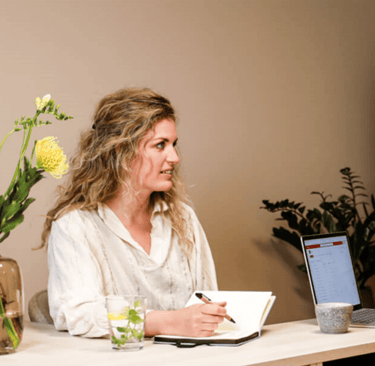 Jacquelien en Laurens in overleg in de praktijkruimte voor ondernemers