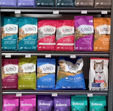 La foto muestra alimentos marca balance, nutri source, Hill's, Pro plan, Pedigree,
