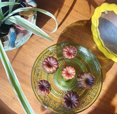 Des cannelés posés sur un plateau en verre