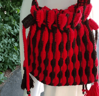 Sac à main Cappuccetto fait main au crochet avec des fils noirs et rouges