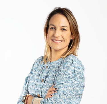 a woman in a blue shirt and black skirt, head shots, retrato corporativo, sesión empresa, ejecutiva.