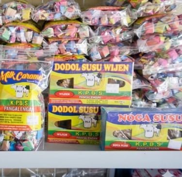 Permen susu dan produk olahan susu khas Pangalengan, tersusun rapi dalam kemasan berwarna-warni di dalam wadah transparan