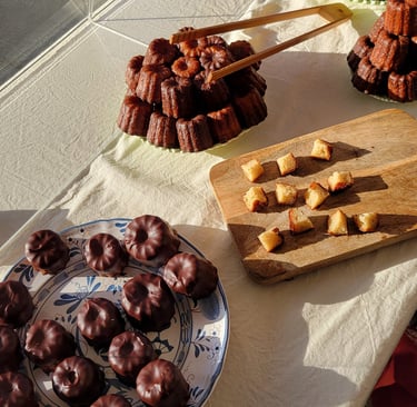 Plusieurs plateaux présentant des cannelés